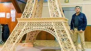 Construyó una Torre Eiffel con fósforos en 8 años, pero Guinness le denegó el récord por un motivo insólito