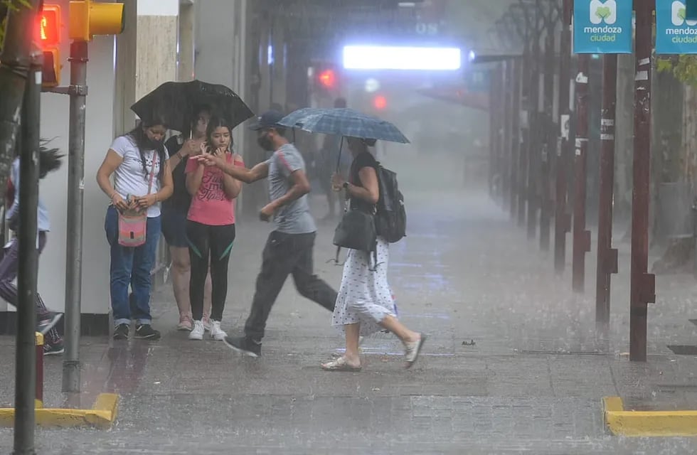 Llueve en la Ciudad y rigen dos alertas por tormentas - Nicolás Ríos