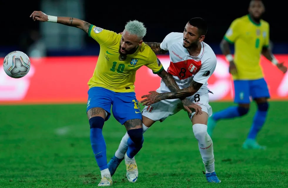 Brasil anda feliz por la Copa América gracias al nivel de su estrella, el crack Neymar, autor de un gol contra Perú, en el partido de la segunda fecha disputado en Río de Janeiro. (AP)