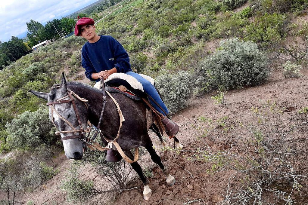 Adrián cuida caballos y eso lo mantiene activo en su tratamiento contra el cáncer. / Gentileza