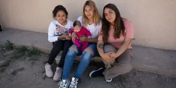 Tamara (20), Giuliana (17), Mia (11) y Martina quedaron huérfanas por la pandemia.
