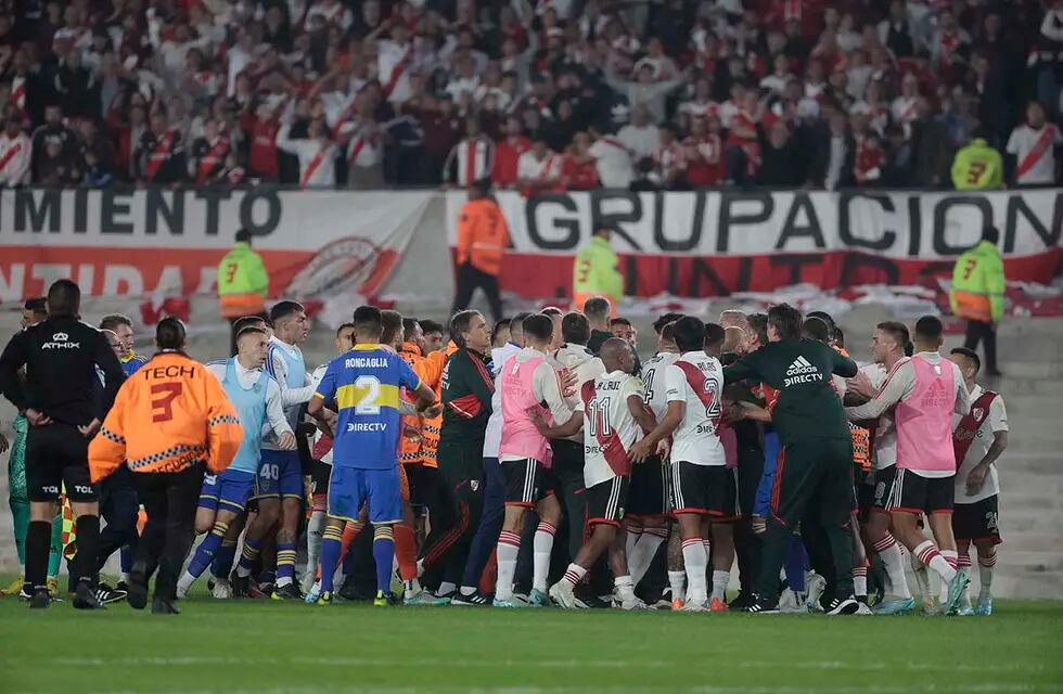 El fuerte cruce entre los jugadores de River y Boca fue el punto cúlmine a un pésimo arbitraje del colegiado Darío Herrera.