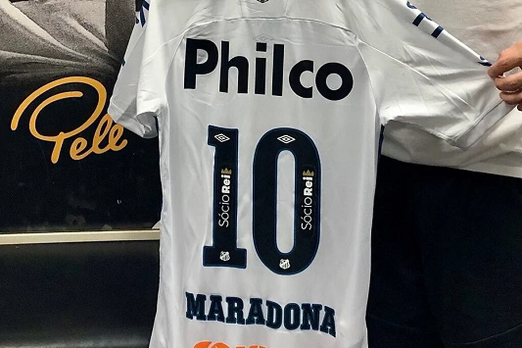 Santos, histórico equipo del máximo ídolo brasileño usará el N° 10 con el nombre de Maradona ante Sport por el Brasileirao. / Gentileza.