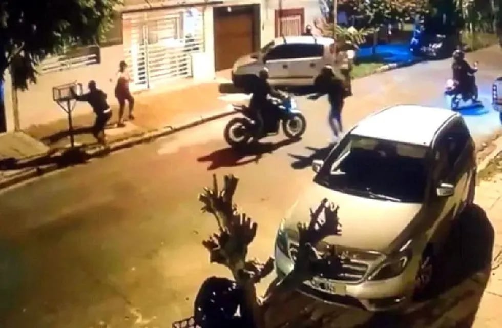 La mujer fue interceptada por seis motochorros en Ramos Mejía. Foto: Captura del video.
