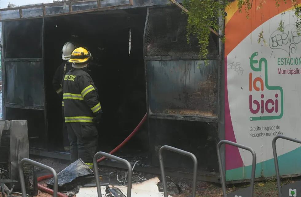 Incendio en una estación "En la bici" de Ciudad - Ignacio Blanco / Los Andes