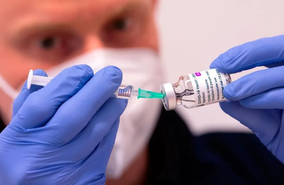 "Está claro que hay un vínculo con la vacuna, que provoca esa reacción", dijo Marco Cavaleri, responsable de estrategia de vacunas de la EMA.  (AP)