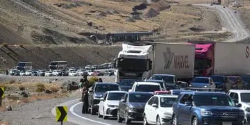 Largas colas de vehículos con 8 horas de espera para poder pasar a Chile