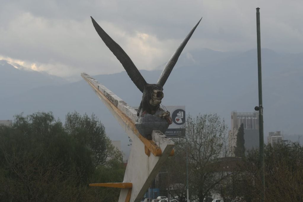 El monumento del Cóndor en el Acceso Este y Sur quedó dañado por la tormenta. Foto: Ignacio Blanco - Los Andes