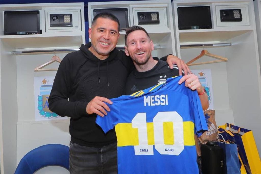Riquelme y el obsequio que le dio a Messi en la Bombonera (Boca)