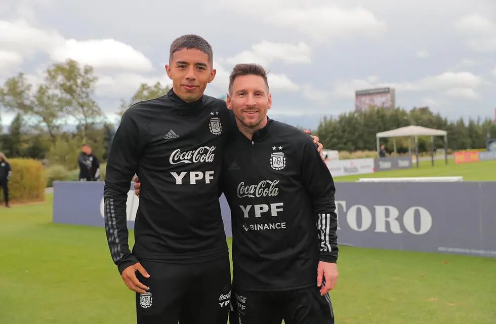 El defensor de Independiente Rivadavia, Santiago Moya, junto a Lionel Messi. / AFA