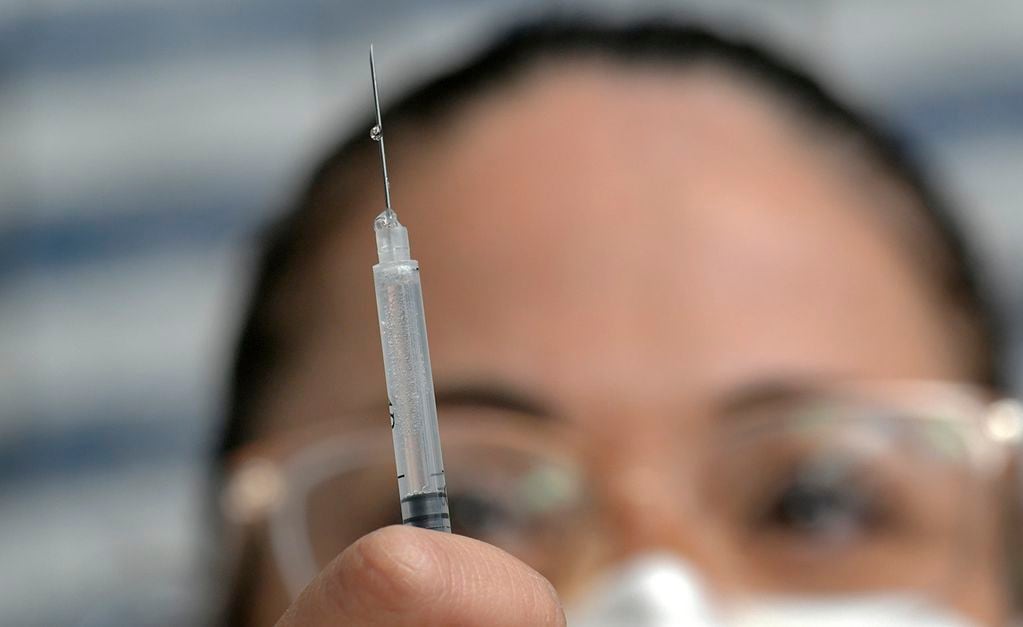 La vacunación sigue siendo clave contra el Covid-19. Foto: Orlando Pelichotti / Los Andes