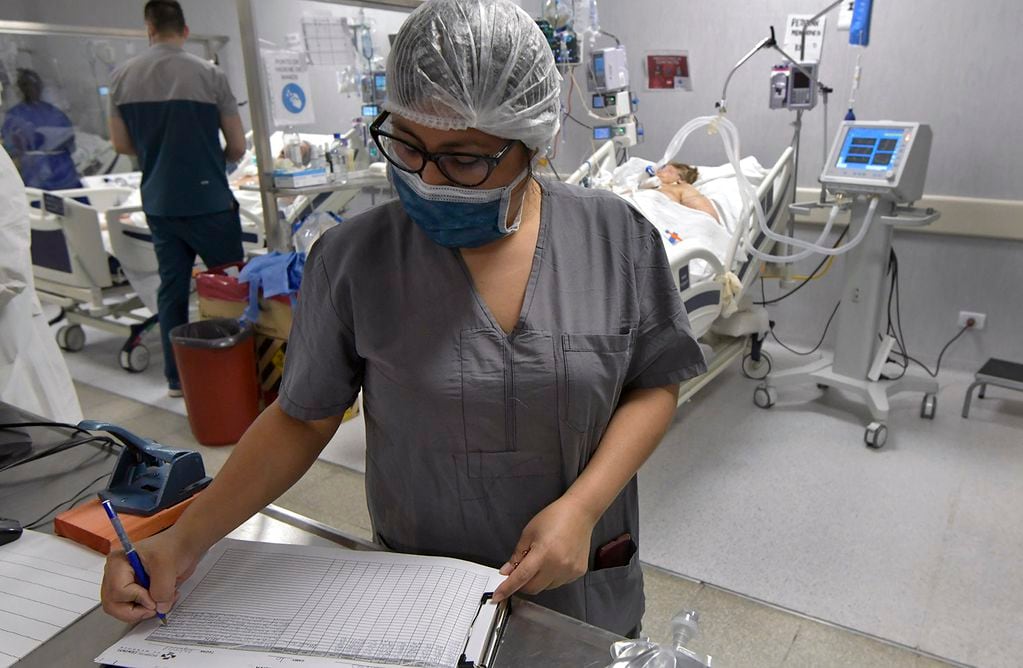 Mañana complicada en la Unidad de Terapia Intensiva, del Hospital Central, la enfermera Marta Zacca prepara su informe diario. Foto: Orlando Pelichotti / Los Andes
