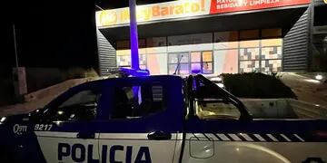 Río Cuarto: la Polícia frente al supermercado Muy Barato, que fue atacado por ladrones