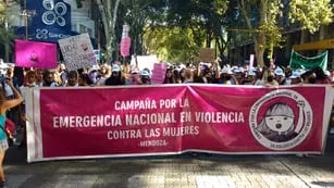 Fotos y video: miles de mujeres se movilizan en su día por las calles de Mendoza