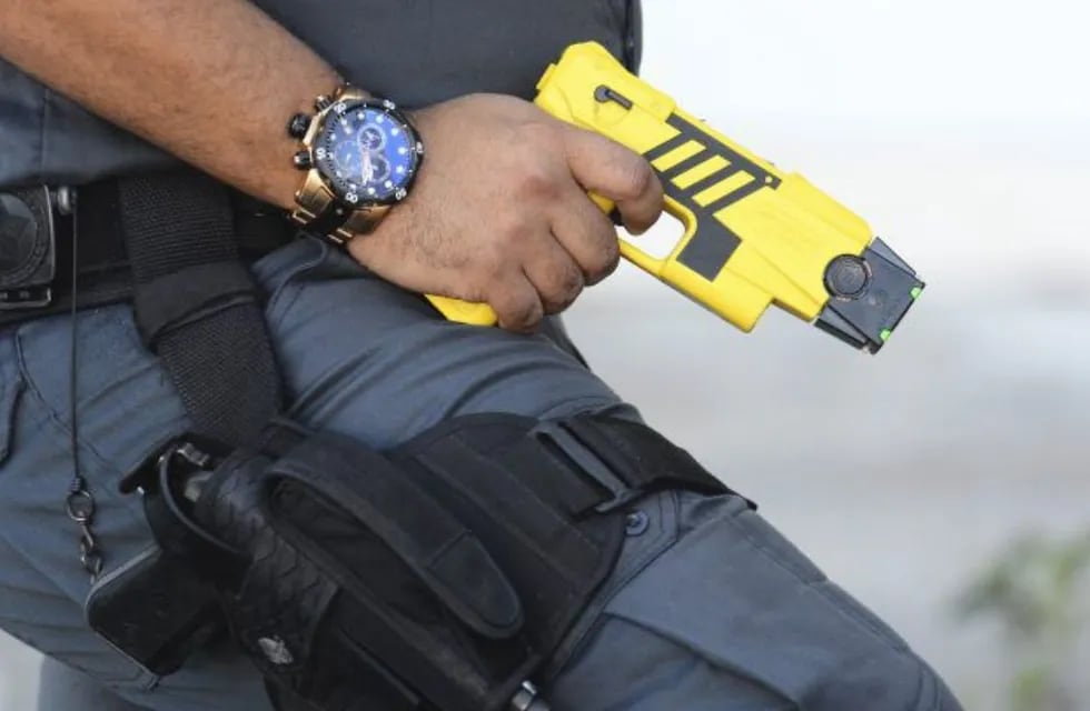 Video: la Policía de Buenos Aires usó por primera vez una pistola Taser para reducir a un hombre armado.