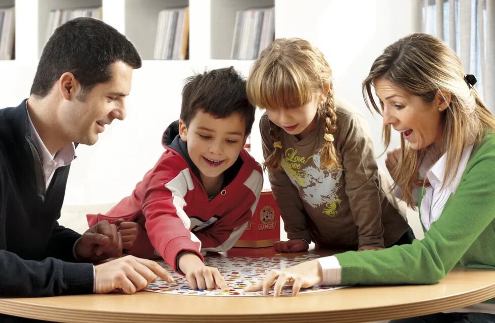 Los juegos de mesa no pasan de moda y hay novedosas propuestas para que los chicos jueguen e interactúen en familia.