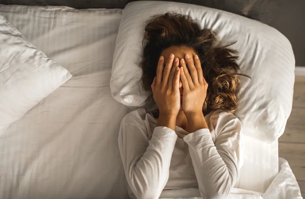 Dormir poco aumentaría el riesgo de sufrir depresión.