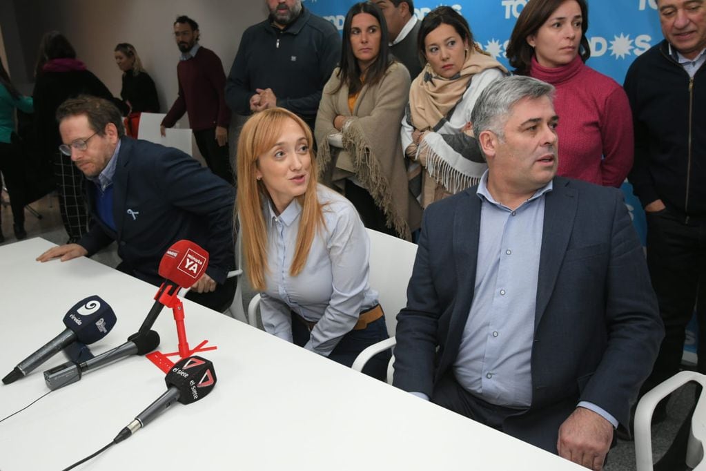 La senadora nacional Anabel Fernández Sagasti en la conferencia de prensa por el subsidio del Gobierno provincial al ex senador Bonarrico.