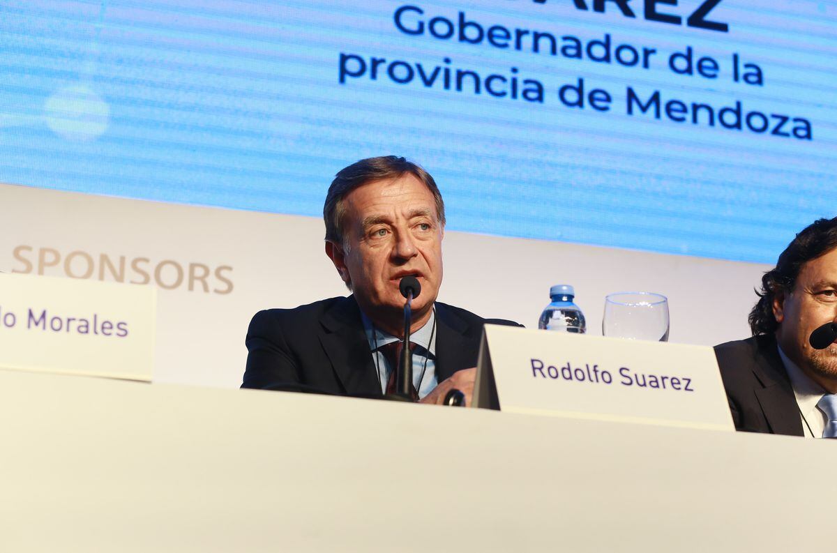El gobernador Rodolfo Suárez expuso en el Consejo de las Américas y volvió a referirse a la reforma institucional.