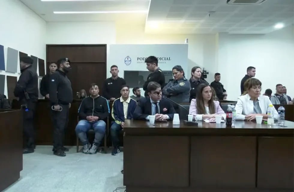 Los tres acusados sentados de fondo mientras escuchan la sentencia a prisión perpetua, por haber asesinado a Nahuel Acevedo para usurparle la casa. - Gentileza / Ministerio Público Fiscal