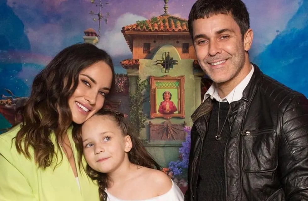 Camila Cavallo y Mariano Martínez junto a su hija, Alma.