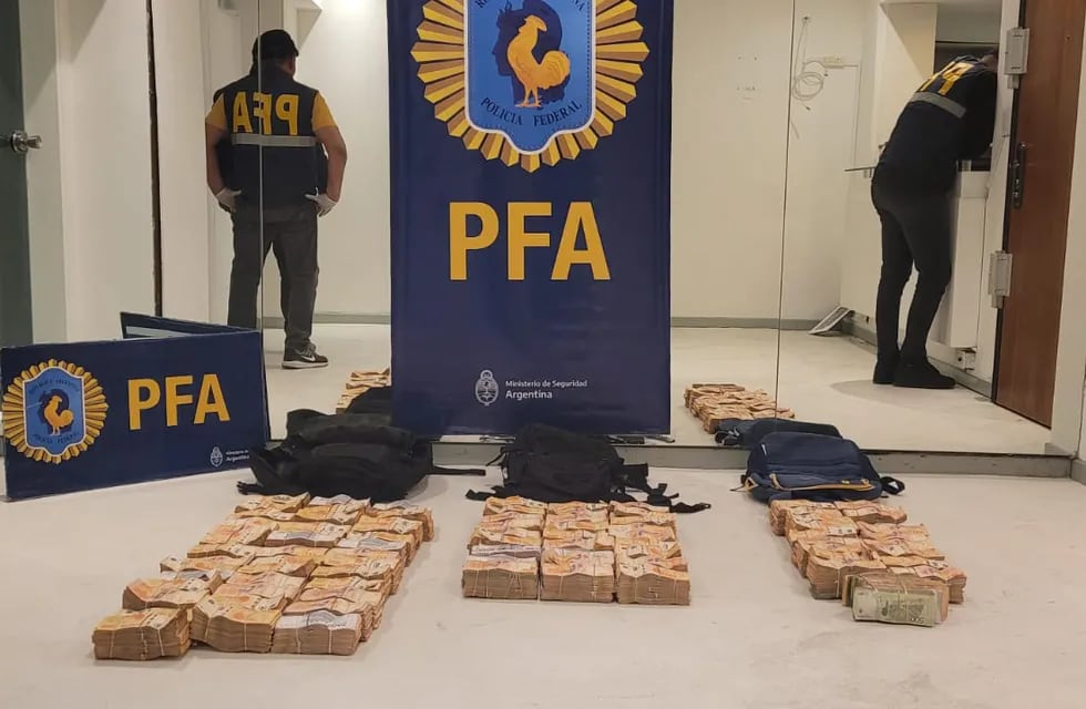 Parte del dinero secuestrado a la organizacion brasileña. / Gentileza Policía Federal.