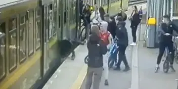 Video: agreden a una chica en Irlanda y cae a las vías del tren