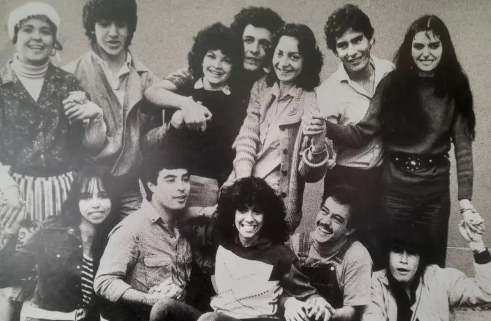 El elenco del primer musical hecho por mendocinos, en una foto de época (1983).