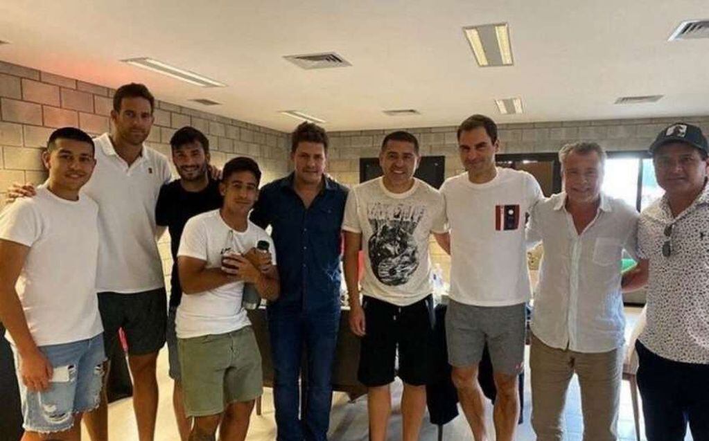 
    Román con amigos junto a Roger Federer.
   