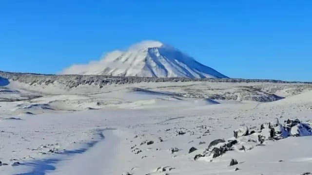 El impactante paisaje de La Payunia cubierta de nieve y que la hace ver como una postal del espacio. Foto: Gentileza Guardaparque Jimena Martíjez Chaves