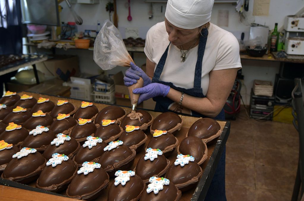 Vivi, la “Willy Wonka mendocina”: de ser conocida por regalar huevos de Pascua a ser chocolatier profesional con 51 años. Foto: Orlando Pelichotti / Los Andes.