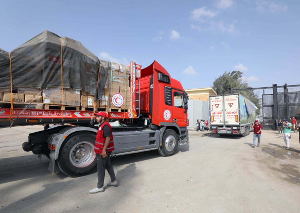 Un total de 17 camiones han entrado a Gaza, desde Egipto, en una segunda tanda de ayuda humanitaria. Gentileza: La Vanguardia.
