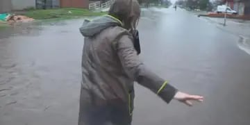 Una periodista que cubría las inundaciones en La Plata se cayó a un pozo llenó de agua