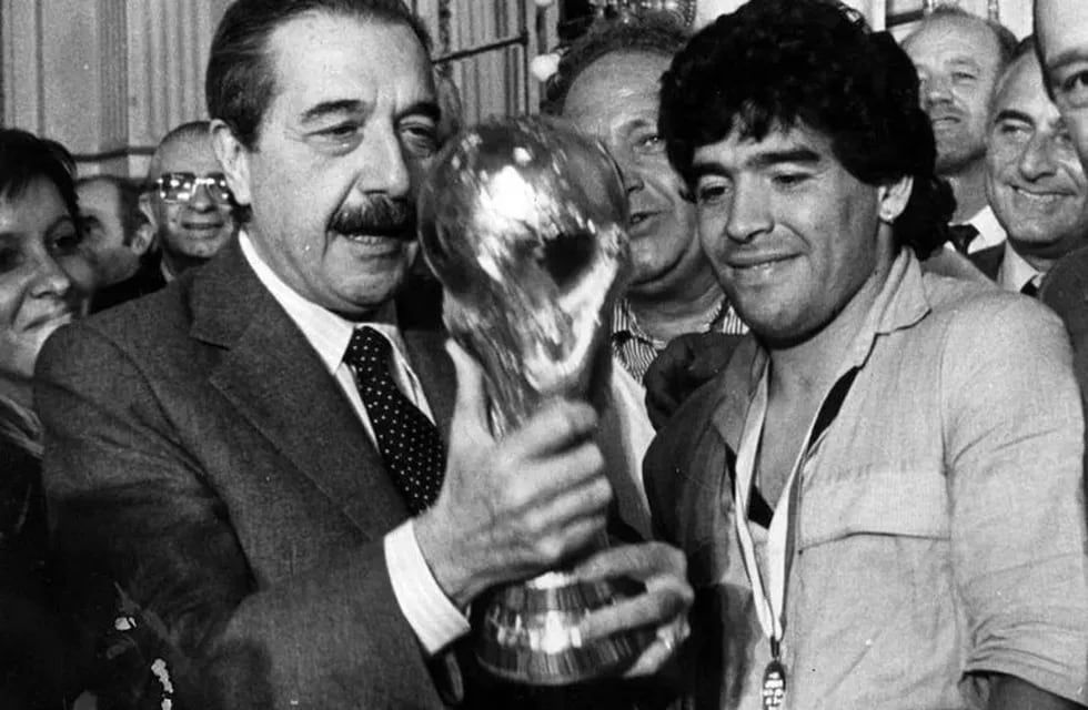 Raúl Alfonsín y Diego Maradona con la última Copa del Mundo que ganó la Argentina, en 1986, cuando había vuelto la democracia a la Argentina.