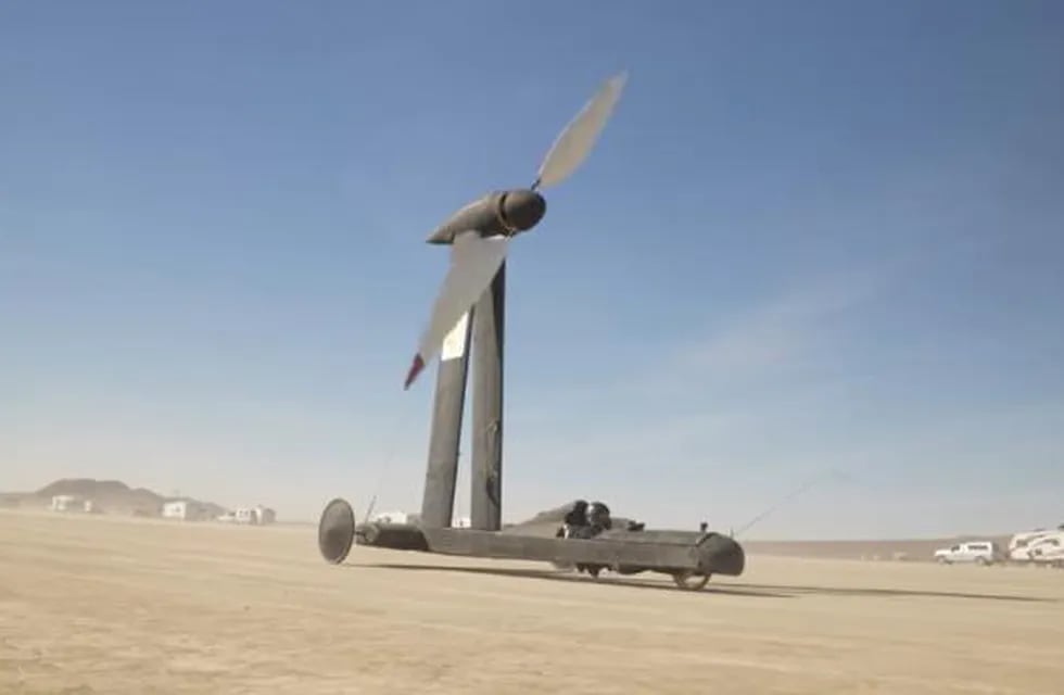 El influencer publicó un video sobre Blackbird, un vehículo que funciona con energía eólica.