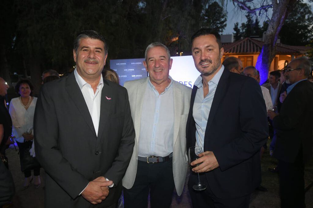 El vicegobernador Mario Abed, junto a los legisladores Julio Cobos y Luis Petri. Foto: Ignacio Blanco / Los Andes