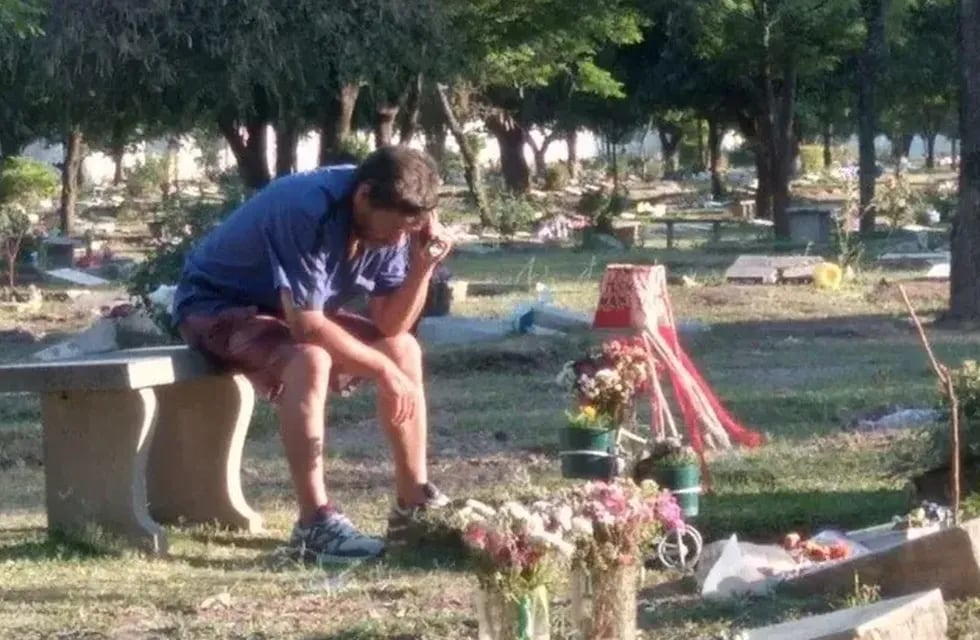Fue captado junto a la tumba de su hijo escuchando el partido del equipo de sus amores: San Martín de Tucumán.