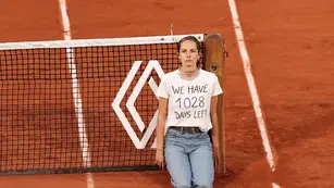 Susto en Roland Garros: una chica interrumpió la semifinal, se encadenó y dio mensaje ambientalista