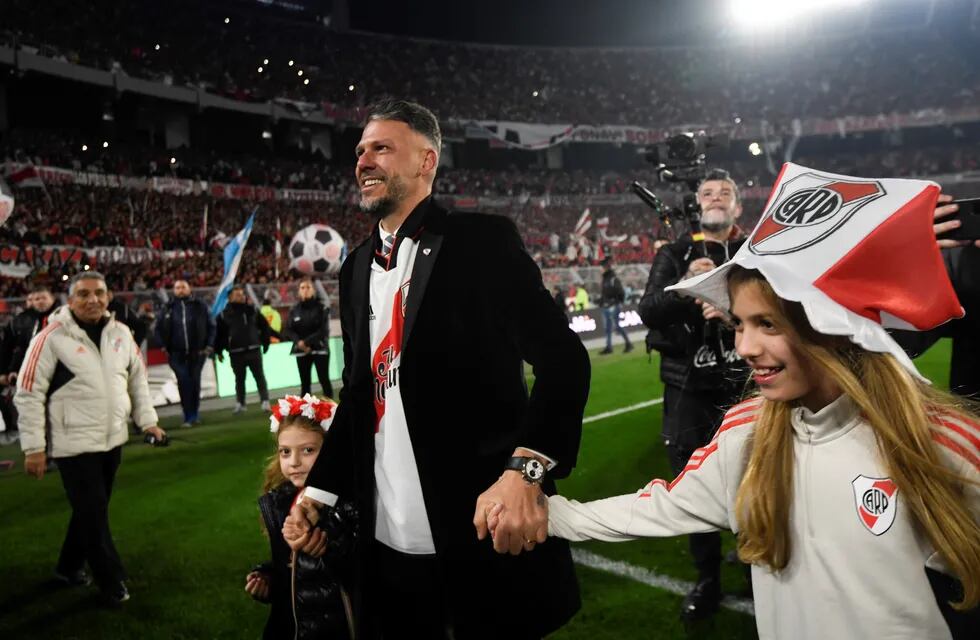 El DT Martín Demichelis festeja junto a sus  hijas su primer título en River Plate. / AP