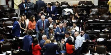Escándalo en Diputados y marcha atrás con la ley ómnibus: vuelve a comisión por pedido de Javier Milei