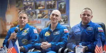 Dos cosmonautas disputan una partida de ajedrez con un campeón en la Tierra