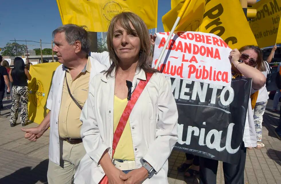 Marcha de Ampros, en las calles de Mendoza, por apertura de paritariasClaudia Iturbe Foto: Orlando Pelichotti