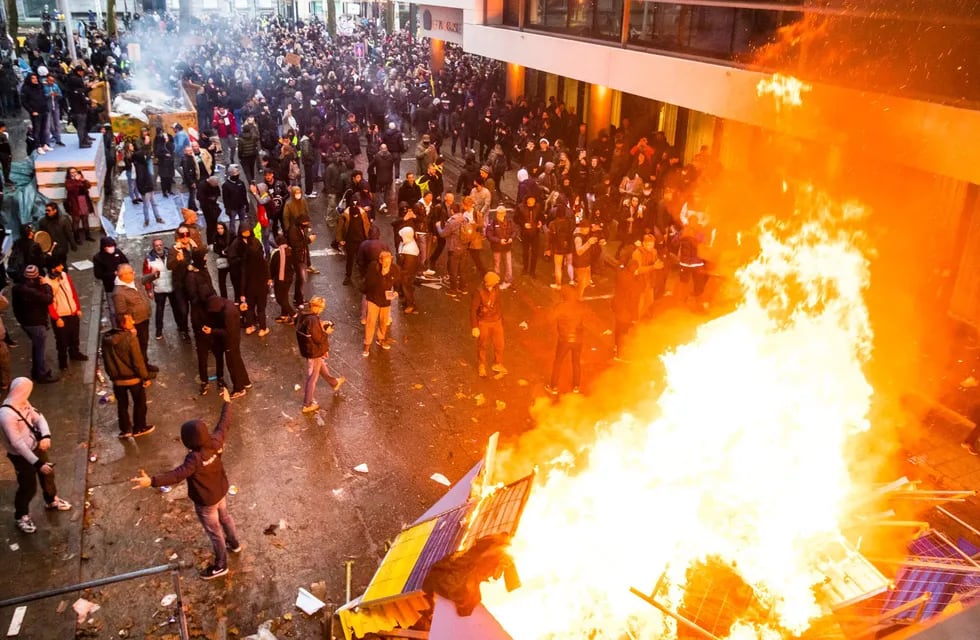 Países Bajos, violencia en protestas por nuevas restricciones por covid.