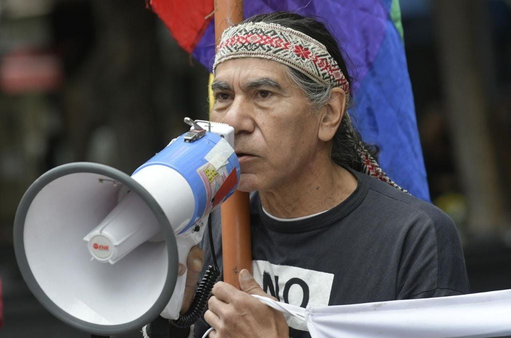 Marcha de organizaciones indígenas en la Legislatura. Orlando Pelichotti / Los Andes