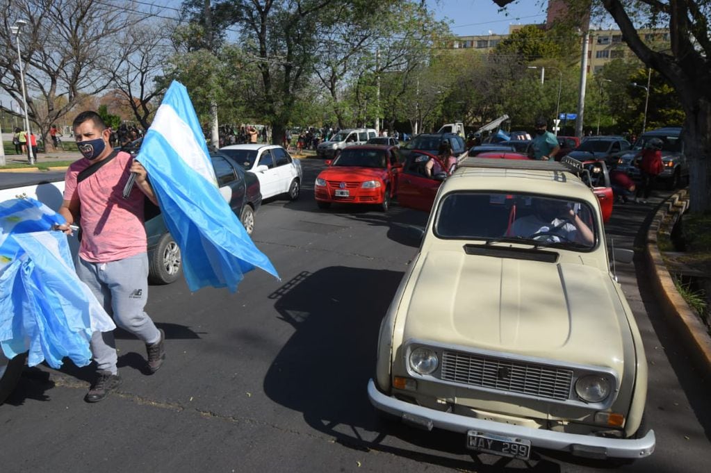Con banderas, carteles y reclamos, docentes mendocinos participaron de una masiva caravana desde la Casa de Gobierno hasta el Parque Central de Ciudad.