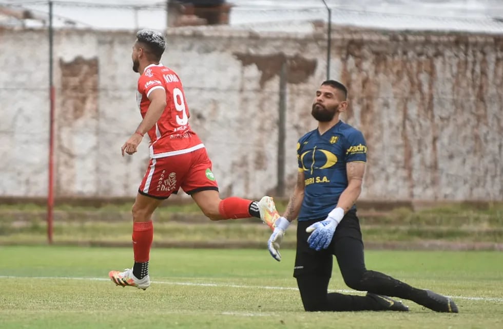 Matías Persia aprovechó un error en el fondo y decretó el 2-0 para el Deportivo Maipú. / Nicolás Ríos.