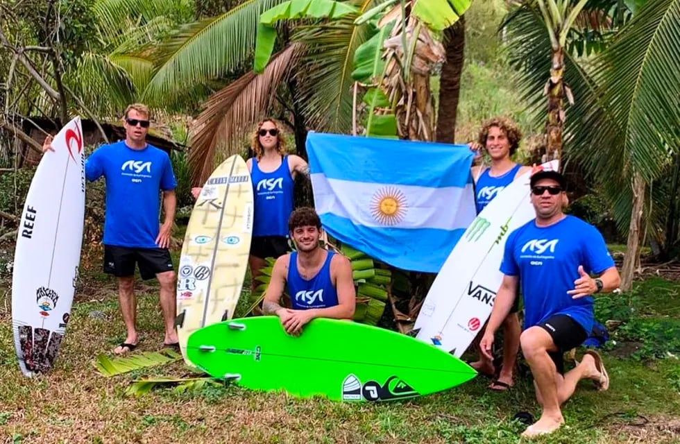 La Selección posa en Hawaii con sus cuatro surfistas (Usuna, Pellizzari, Muñiz y Gundesen) y el coach Martín Iatauro (DT). / Gentileza
