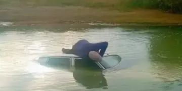 Lavaba su auto en el río, no puso el freno de mano y el vehículo se precipitó al agua