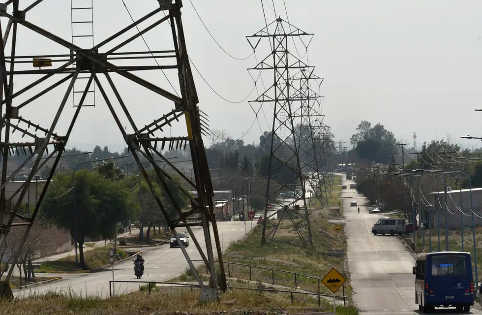 Las empresas transportistas de energía presentaron sus pedidos de ajuste de tarifas. Distrocuyo pidió un 249]% de suba. Foto: Orlando Pelichotti / Los Andes