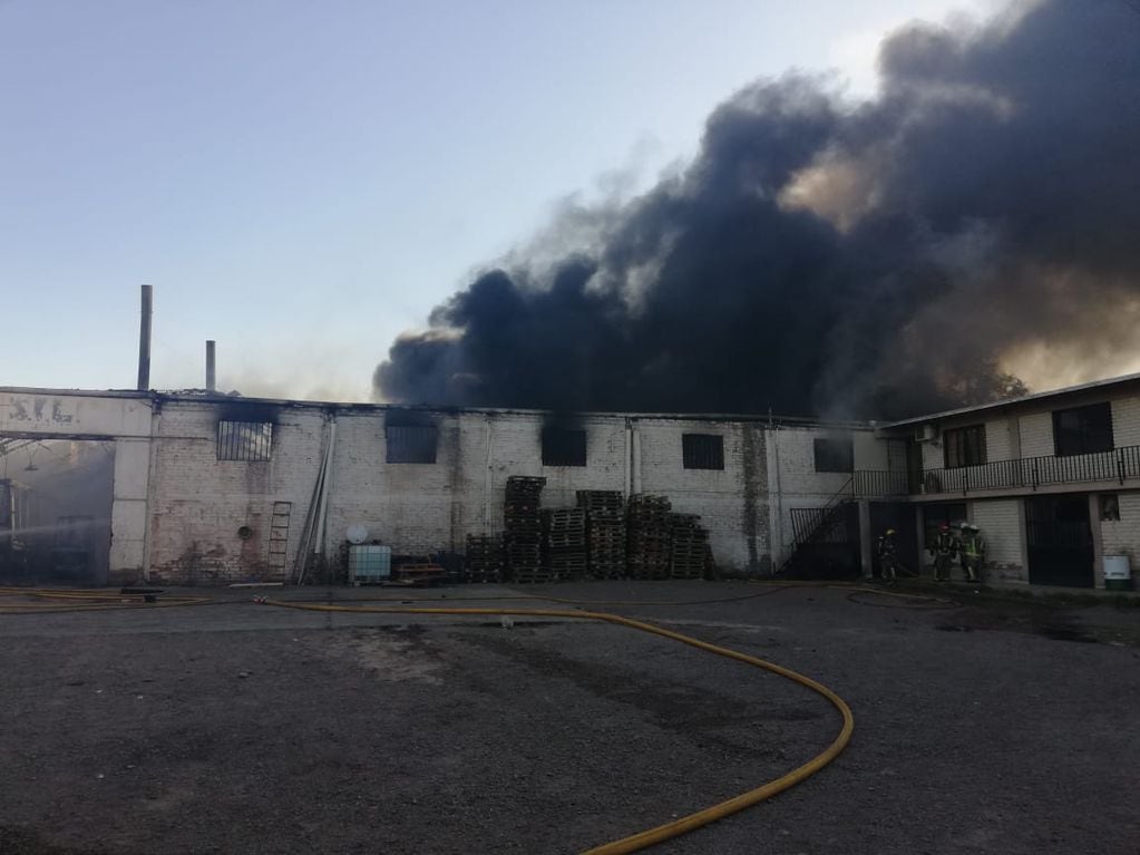 Un feroz incendio consumió un depósito en Guaymallén y las llamas afectaron a las viviendas vecinas